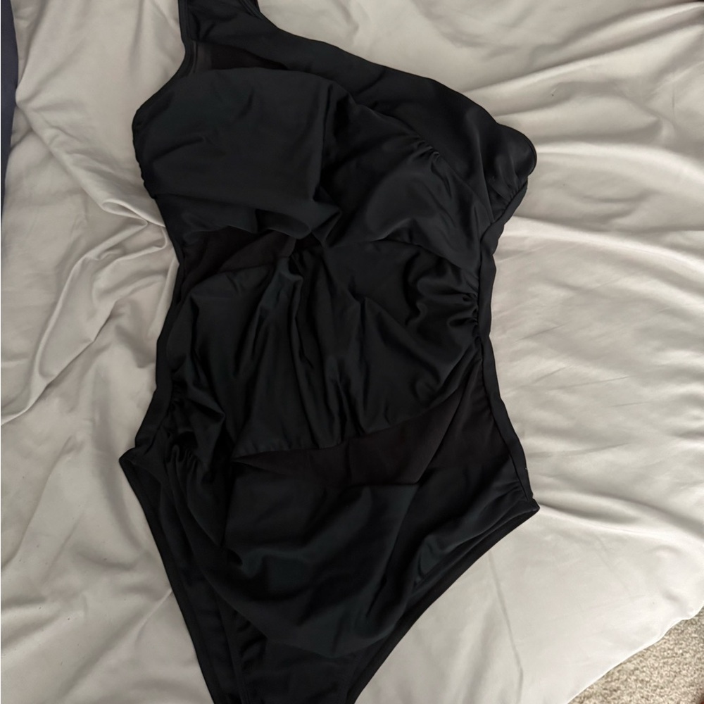 Black One-Shoulder Swimsuit
